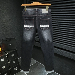 Jean noir slim pour homme avec broderie et détail graphique élégant sur la poche arrière