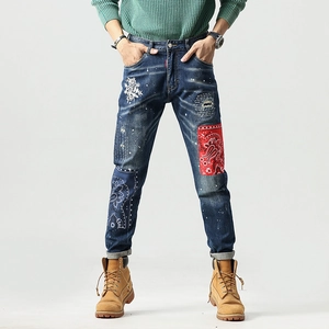 Schmal geschnittene Herren-Jeans in Blau mit Stickereien und modischen Farbklecksen
