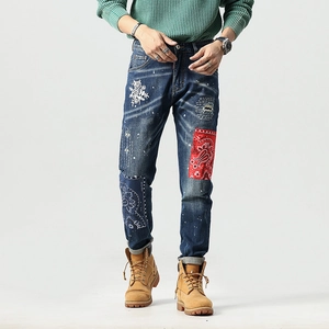 Herren Slim-Jeans mit Patchwork, Blumenstickerei und Bandana-Muster in Dunkelblau