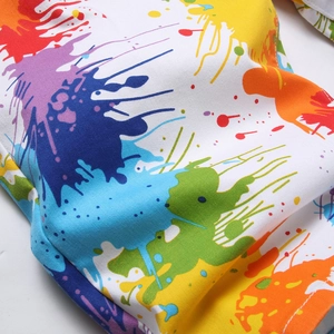 Short en jean extensible pour femmes avec imprimé graffiti numérique coloré sur tissu blanc