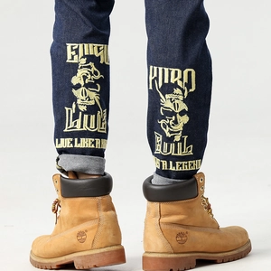 Jean en denim délavé bleu classique avec broderie jaune sur l'arrière de la jambe