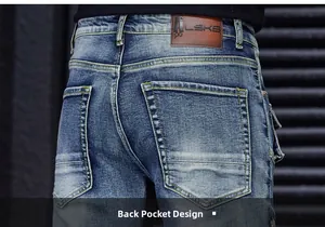 Détail d'un jean bleu délavé montrant les poches arrière et l'étiquette en cuir brun