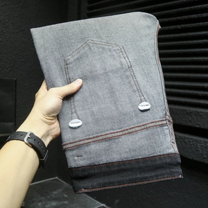 Jean homme gris coupe droite avec détail de pendentif de poche et empiècements noirs mode