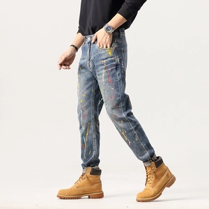 Jean homme bleu délavé coupe ajustée avec détails de taches de peinture multicolores