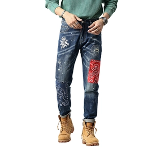 Herren High-Street Slim-Jeans mit Blumenstickerei und Paisley-Patchwork-Details im Vintage-Stil