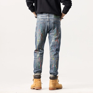 Jean bleu ajusté pour homme avec éclaboussures de peinture colorées à l'arrière style urbain