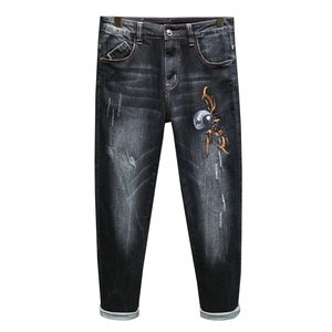 Jean noir slim pour hommes avec finitions délavées et broderie d'insectes stylisée