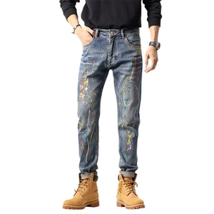 Jean coupe slim homme bleu clair délavé avec design éclaboussures de peinture colorées