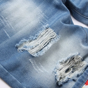 Short en jean délavé bleu clair pour homme avec déchirures et finitions usées