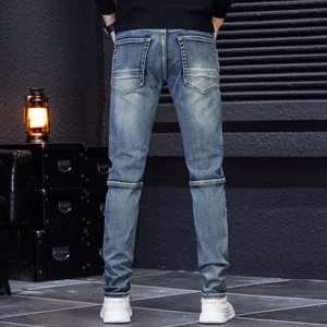 Jean bleu ajusté pour homme avec coutures patchwork et délavage vintage vue de dos