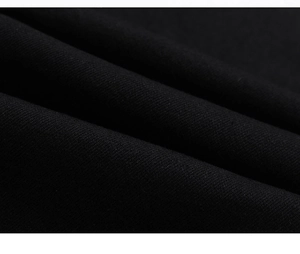 Vue macro du tissu denim sergé noir montrant la texture de tissage et la qualité des fibres