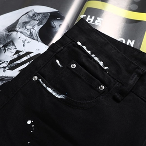 Jean denim noir ajusté pour homme avec détails de peinture blanche de style urbain