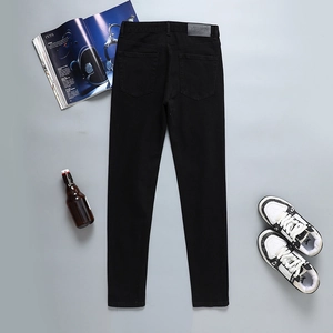 Jean noir coupe ajustée pour homme avec écusson en cuir et poches arrière, style décontracté
