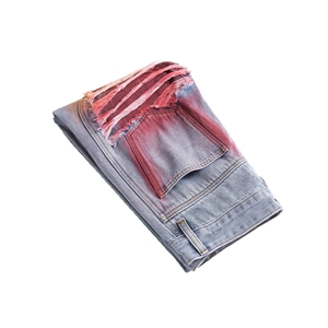 Jean denim bleu clair pour hommes style hip-hop avec détails usés et teinture rose