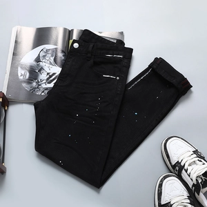 Jean slim noir pour homme avec taches de peinture blanches et bleues artistiques