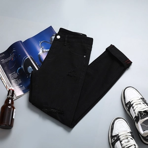 Jean noir slim pour homme avec déchirures, coutures rouges et détails en denim usé