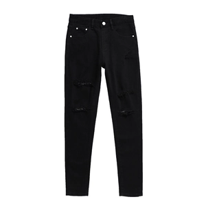 Jean slim noir pour homme avec genoux déchirés et design classique à cinq poches