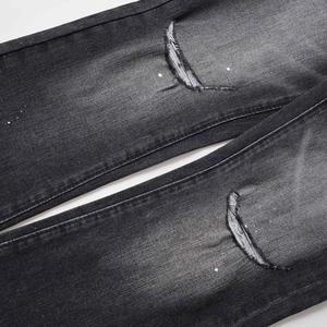 Vaqueros micro-flare gris oscuro con efecto desgastado y rodillas rotas para estilo urbano