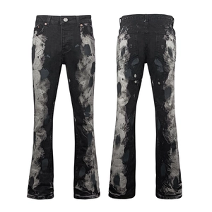 Vista fronte e retro dei jeans svasati neri da uomo con lavaggio ed effetto vernice
