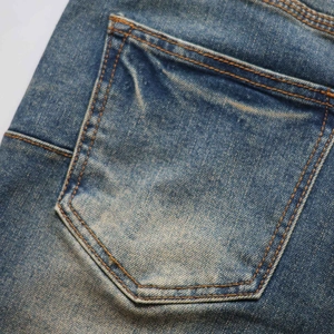 Detalle de los vaqueros de talle alto con bolsillo trasero y tejido denim azul