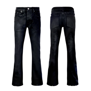 Vorder- und Rückansicht der schwarzen beschichteten Slim Flare Jeans mit Wachstextur
