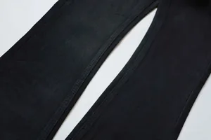 Nahaufnahme der schwarzen Denim-Textur und der robusten Doppelnadelnähte an der Slim Fit Jeans