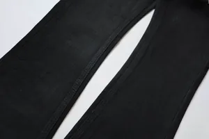 Detail der verstärkten Nähte und Twill-Denim-Stoff an schwarzen Schlagjeans für Herren