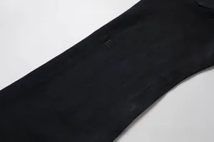 Detailaufnahme von schwarzem Denim-Stoff mit luxuriösem geometrischem Stickmuster