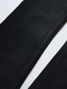 Nahaufnahme schwarzer Denim-Jeans mit hochwertigen Doppelnähten und Stoffstruktur