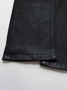 Herren Clean Fit Schwarze Beschichtete Schlagjeans mit Doppelnahtsaum und Stretchgewebe
