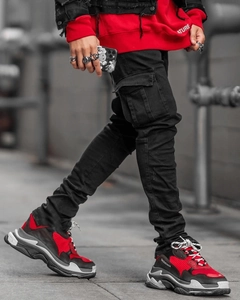Détail du jean cargo noir ajusté pour homme avec poches latérales à rabat style urbain