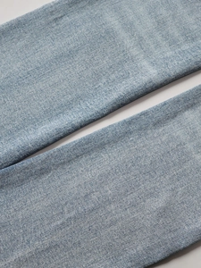 Jean délavé bleu clair coupe évasée style vintage avec texture denim détaillée