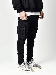 Gros plan sur le pantalon cargo noir slim pour homme avec poches latérales à rabat