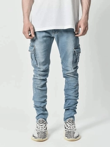 Détail du jean cargo bleu clair coupe ajustée avec poches latérales à rabat