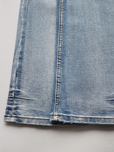 Jean denim évasé bleu clair délavé vintage pour hommes avec ourlet brut et texture sergée