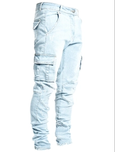 Détail du jean skinny bleu clair avec poches cargo latérales et coutures aux genoux