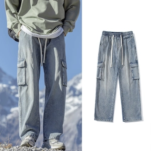 Détail du jean cargo bleu clair avec taille élastique à cordon et poches latérales
