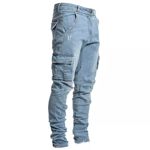 Jean cargo bleu clair coupe ajustée pour homme avec poches latérales et détails usés