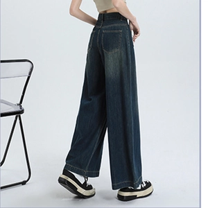 Achteraanzicht van high-waist wide-leg jeans in donkerblauw met twee achterzakken voor dames
