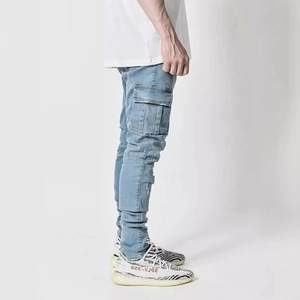 Jean cargo bleu clair coupe ajustée pour homme avec poches latérales et effet délavé