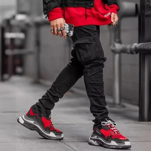 Jean cargo noir coupe ajustée pour homme avec poches latérales et sweat à capuche rouge