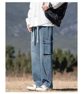 Détail d'un jean cargo droit ample avec grande poche latérale et cordon blanc