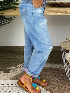 Jean droit pour femme bleu clair avec détails déchirés et style décontracté usé