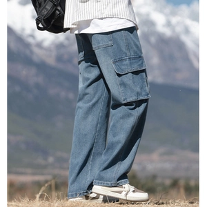 Détail macro du jean cargo pour homme avec poche latérale et coutures de précision