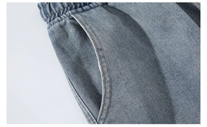 Vue détaillée du jean bleu clair avec taille élastique et poches latérales pratiques