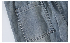 Vue détaillée de la poche en denim bleu clair avec doubles coutures renforcées