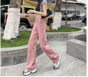 Dettaglio di strada di jeans rosa a vita alta e gamba larga con vestibilità morbida e fluida