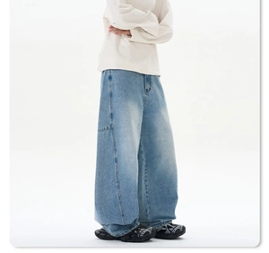 Detailansicht der hellblauen Oversize-Jeans mit Seitennaht und weitem, geradem Beinverlauf