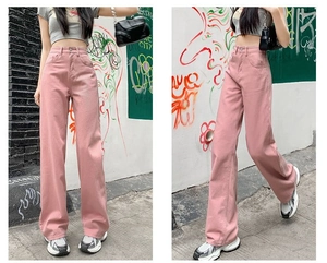 Vista esterna di jeans rosa a vita alta e gamba larga con dettaglio in tessuto denim
