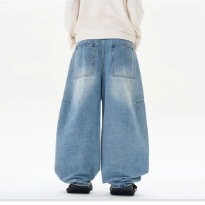Detailansicht hellblauer Wide-Leg-Jeans mit großen Gesäßtaschen und Vintage-Waschung
